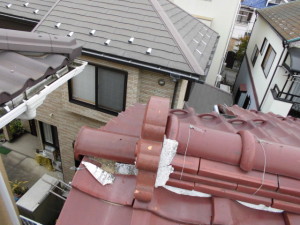 雨漏りしている瓦屋根の画像